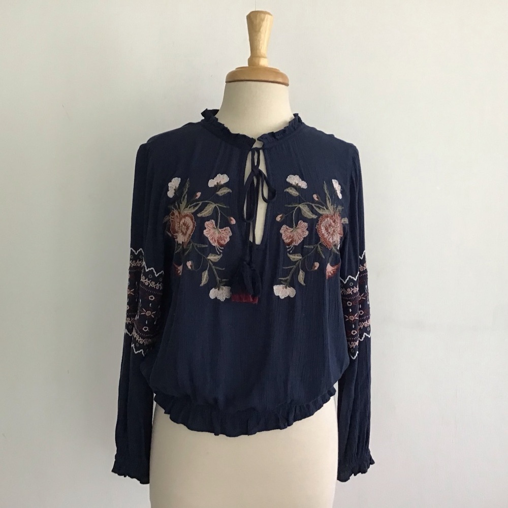 American Eagle Long Sleeve BOHO Embroidered Tie Neck /Tassel Elastic Cuffs Hem S